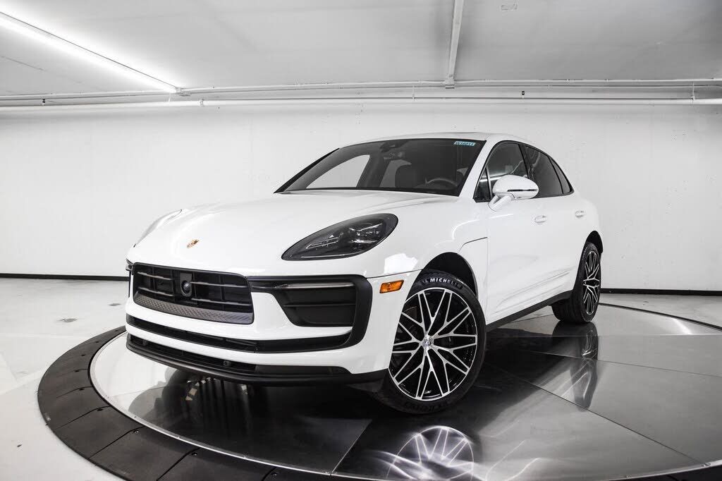 2026 PORSCHE Macan