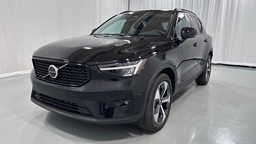 2023 VOLVO XC40
