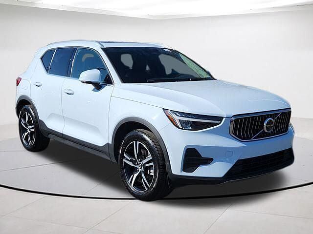 2025 VOLVO XC40