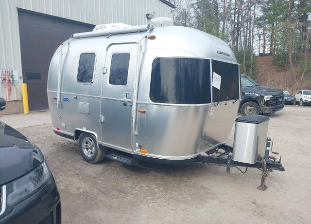1988 AIRSTREAM INC. Airstream Travel Trailer