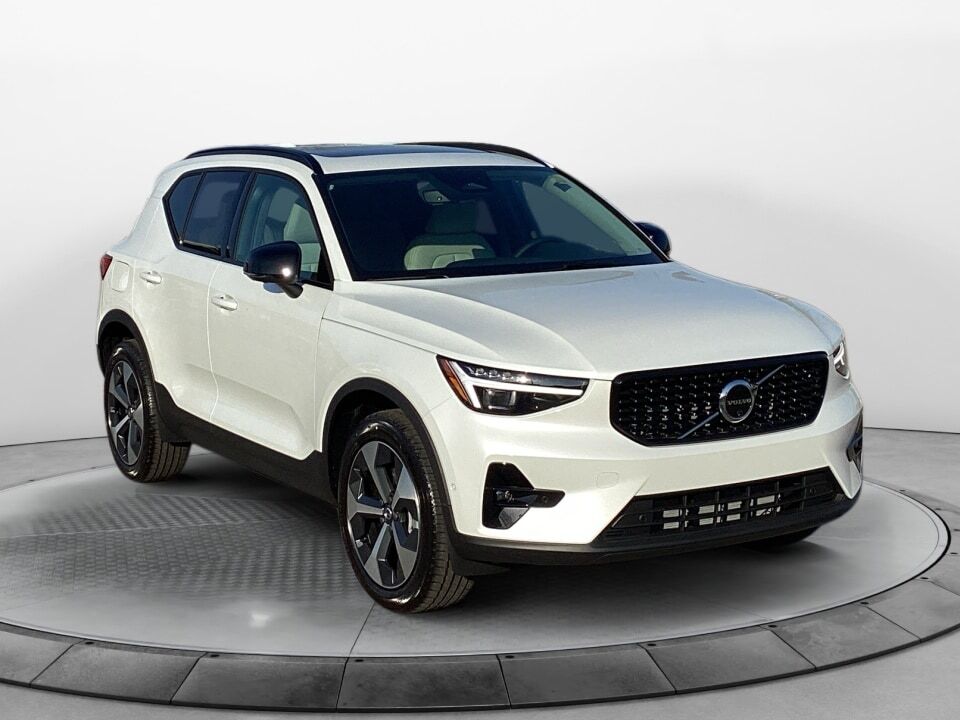 2026 VOLVO XC40