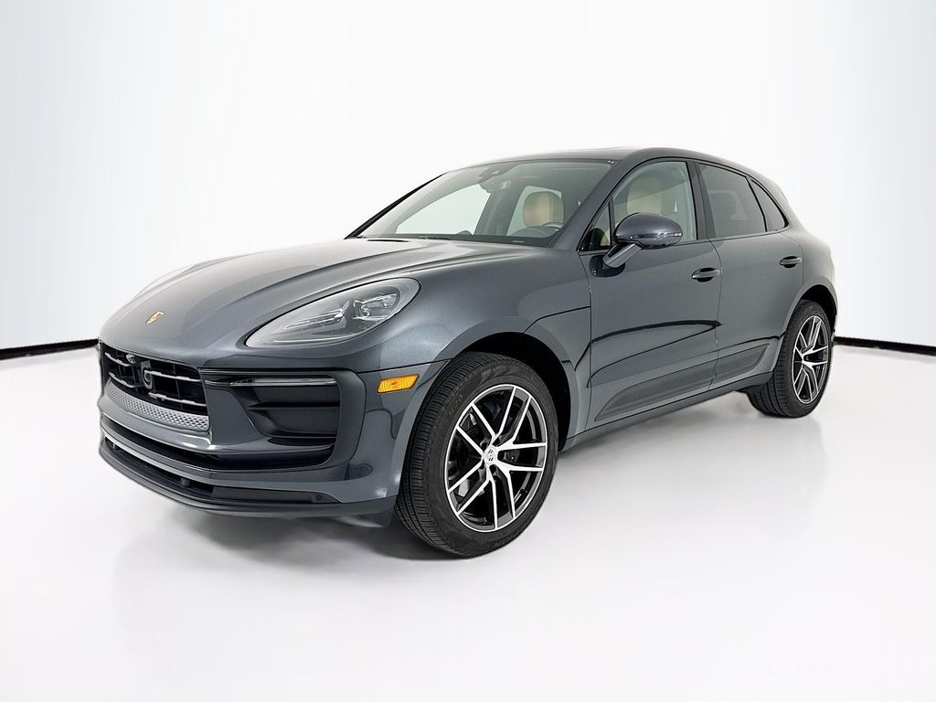 2025 PORSCHE Macan