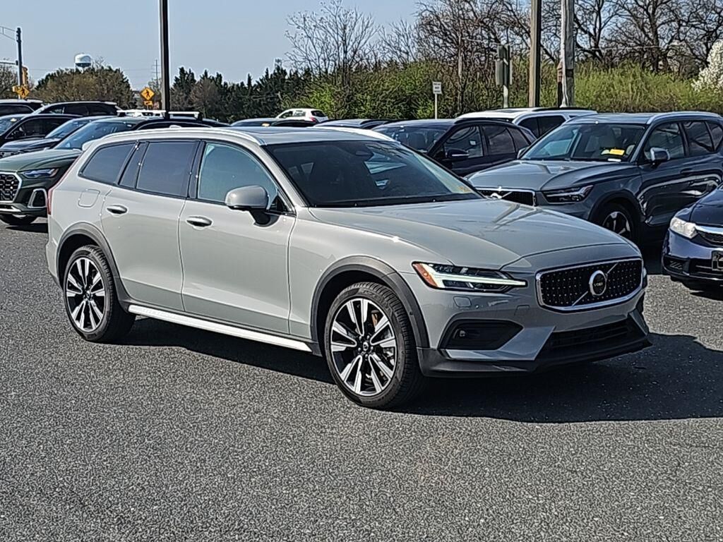2025 VOLVO V60CC