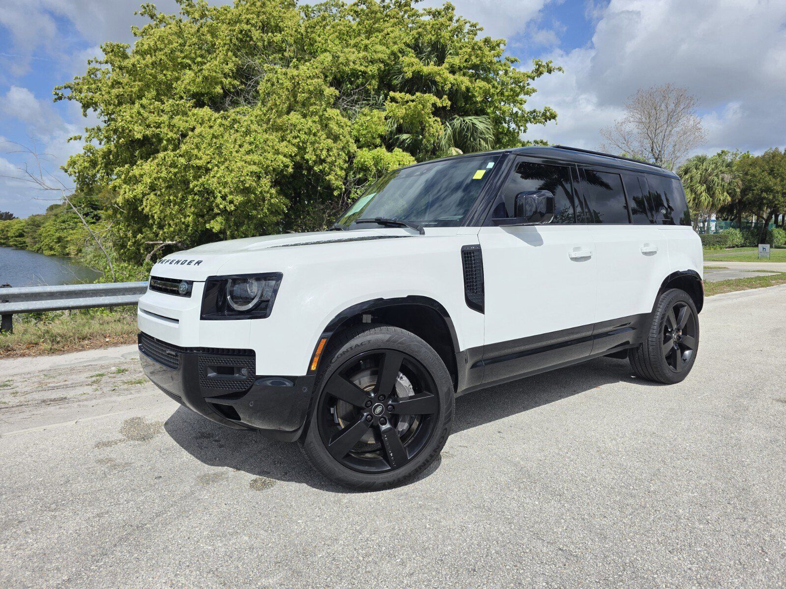 2023 LAND ROVER Defender