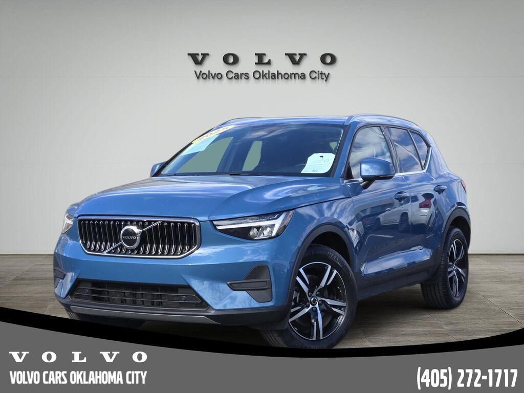 2025 VOLVO XC40