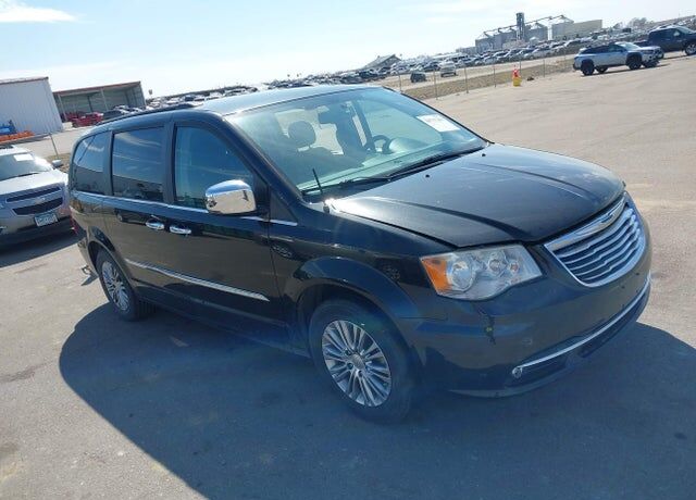 2013 CHRYSLER Town and Country