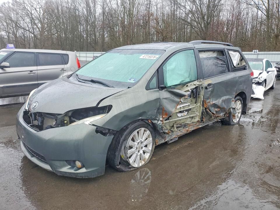 2012 TOYOTA Sienna