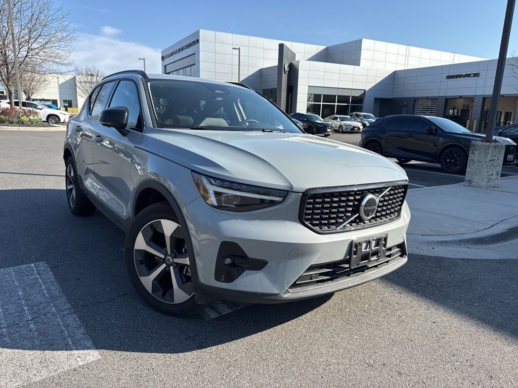 2026 VOLVO XC40