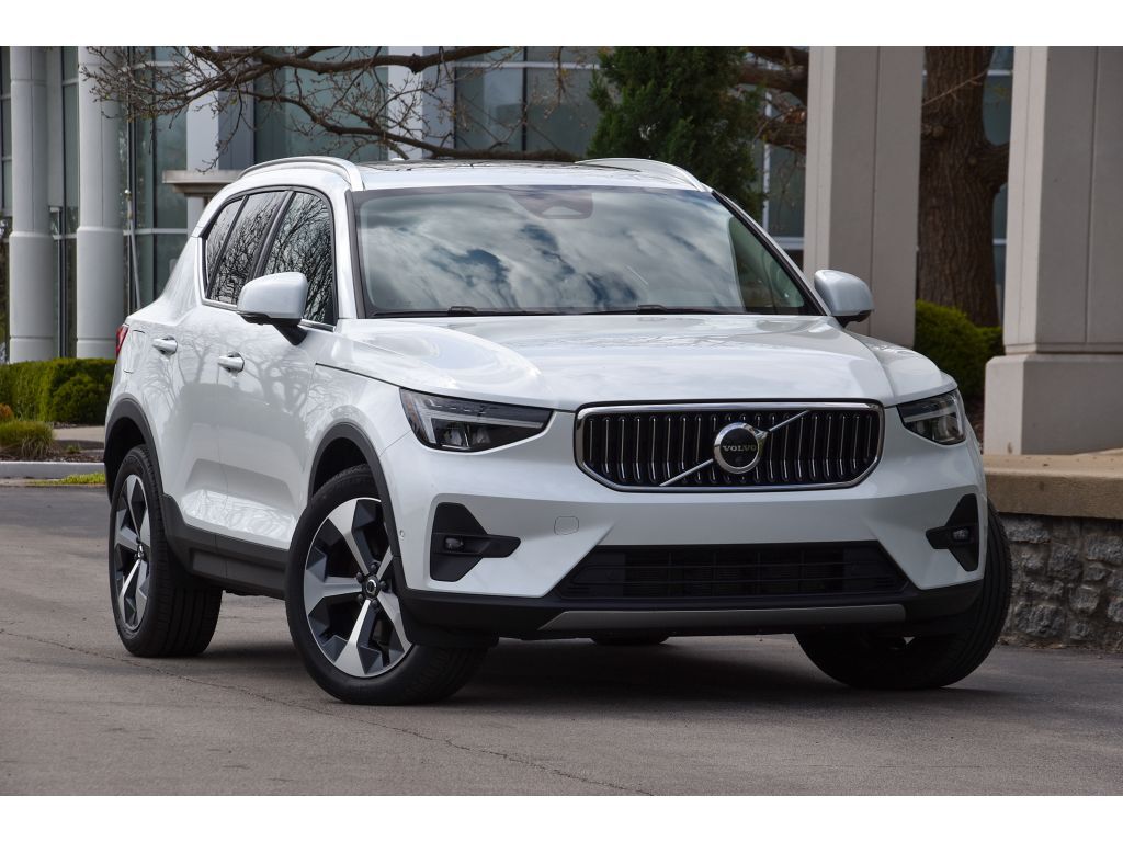2023 VOLVO XC40