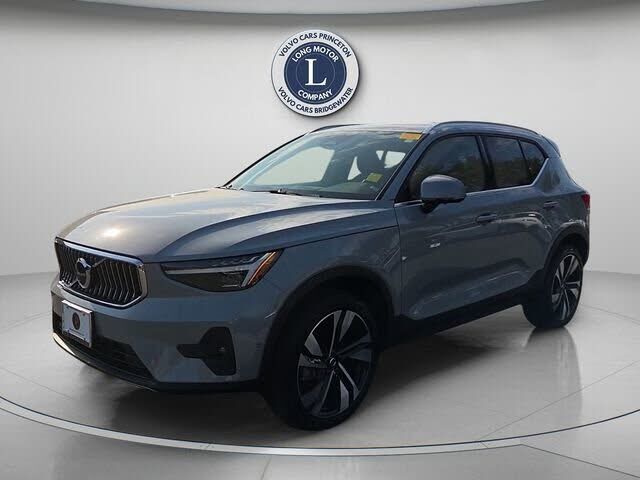 2025 VOLVO XC40