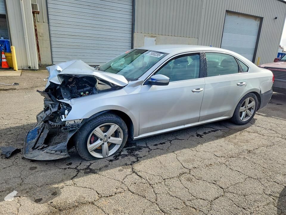 2013 VOLKSWAGEN Passat
