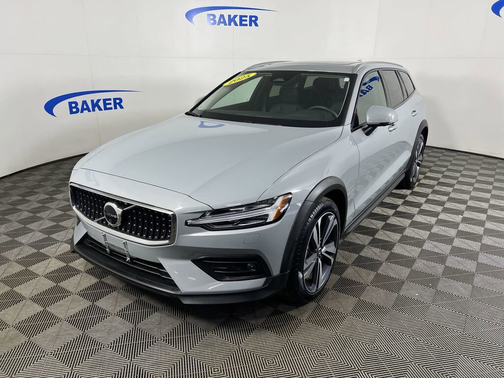 2025 VOLVO V60CC