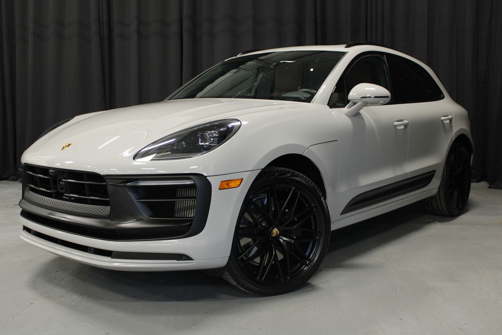 2024 PORSCHE Macan