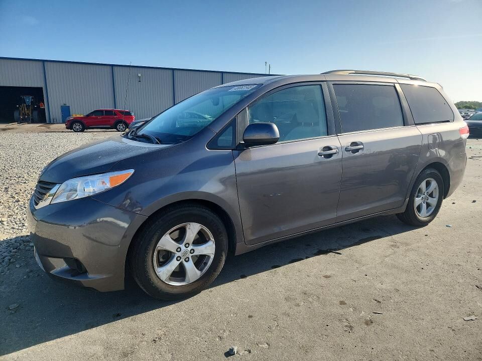 2011 TOYOTA Sienna