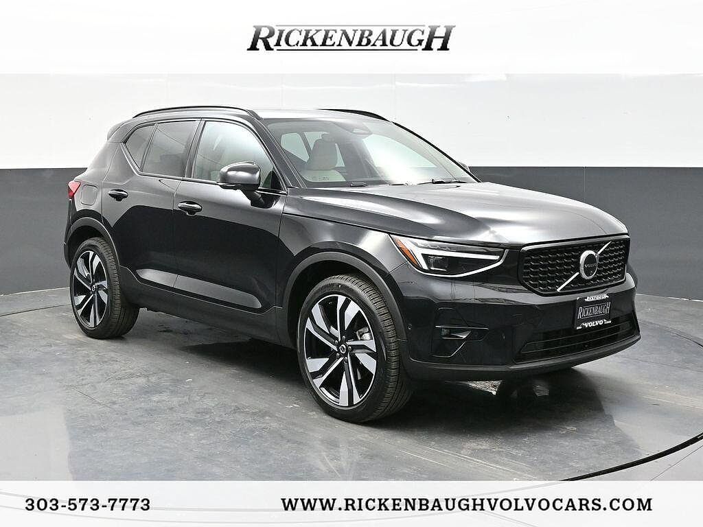 2025 VOLVO XC40