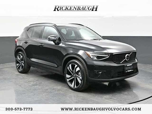 2025 VOLVO XC40