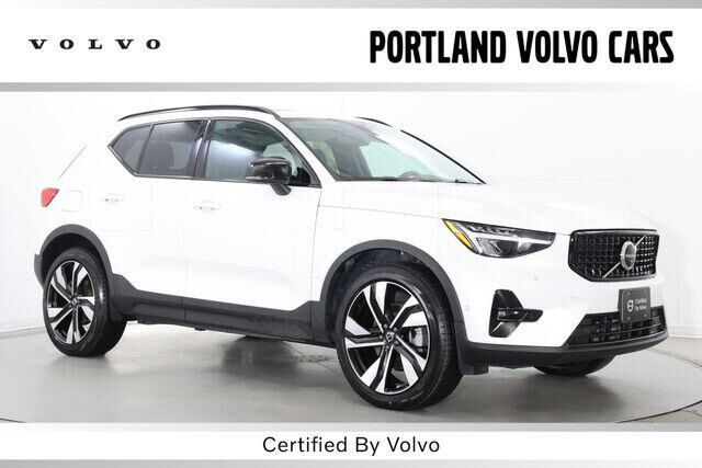 2025 VOLVO XC40
