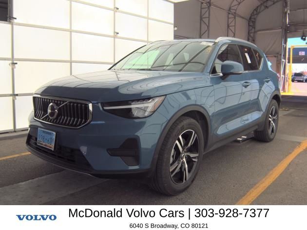 2025 VOLVO XC40