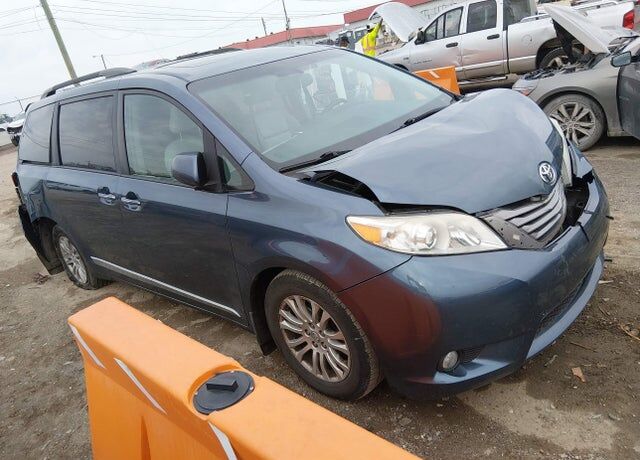 2017 TOYOTA Sienna