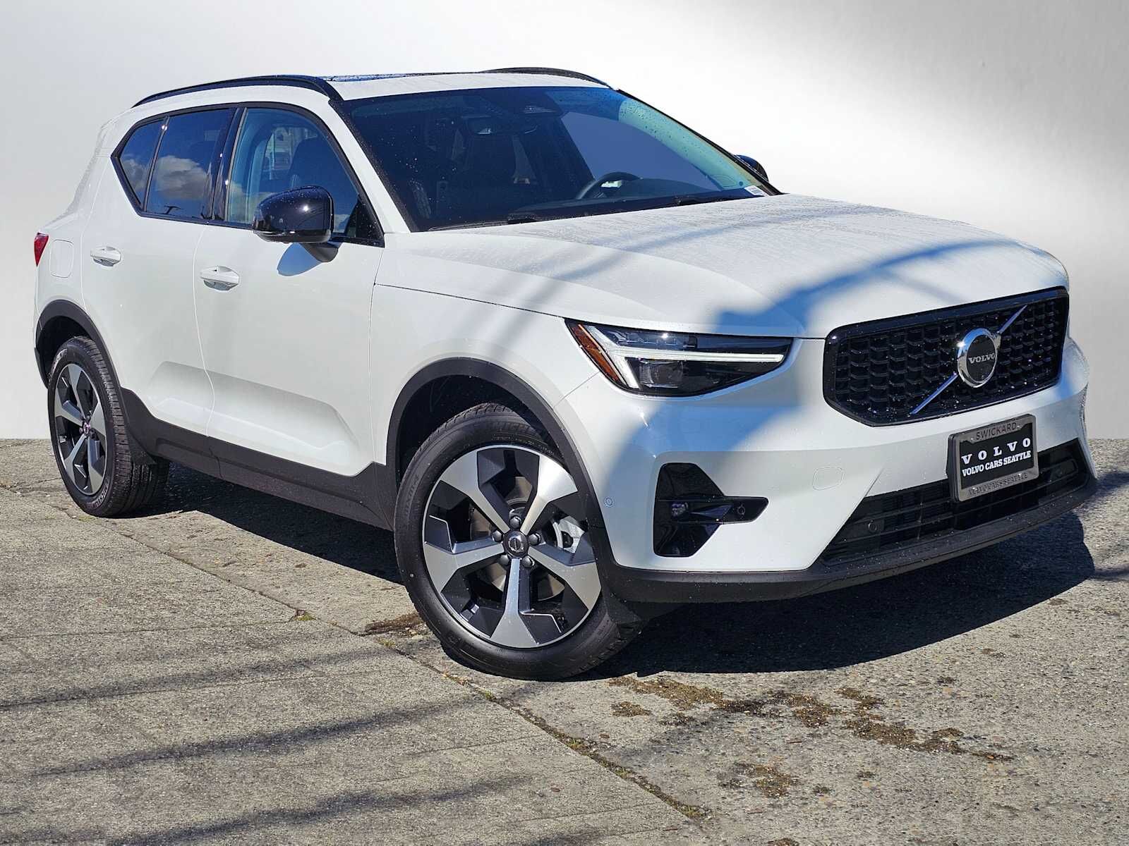 2026 VOLVO XC40