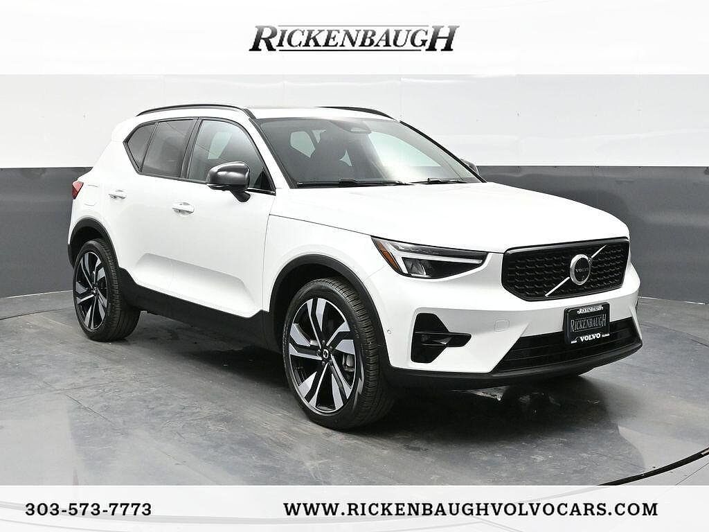 2025 VOLVO XC40