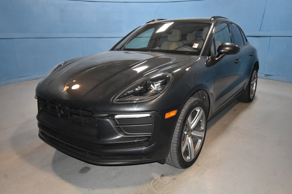 2025 PORSCHE Macan