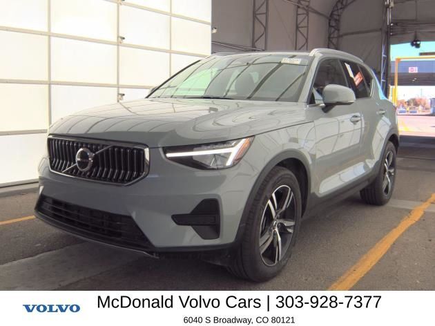 2025 VOLVO XC40