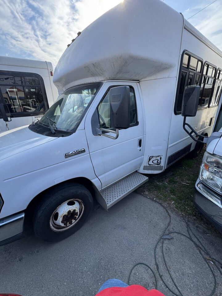 2010 FORD E-450