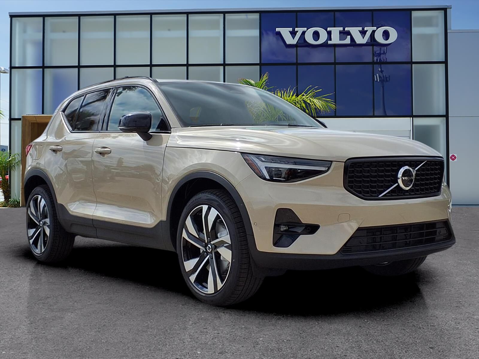 2026 VOLVO XC40