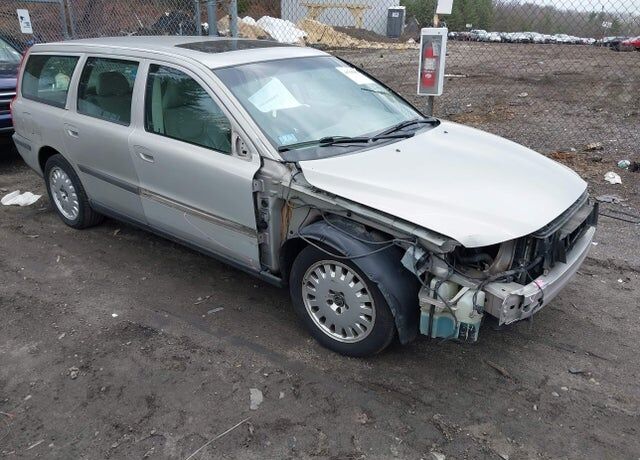 2001 VOLVO V70