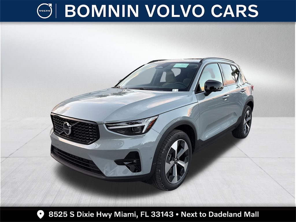 2026 VOLVO XC40