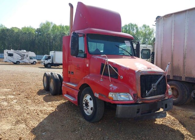 2001 VOLVO TRUCK VNL