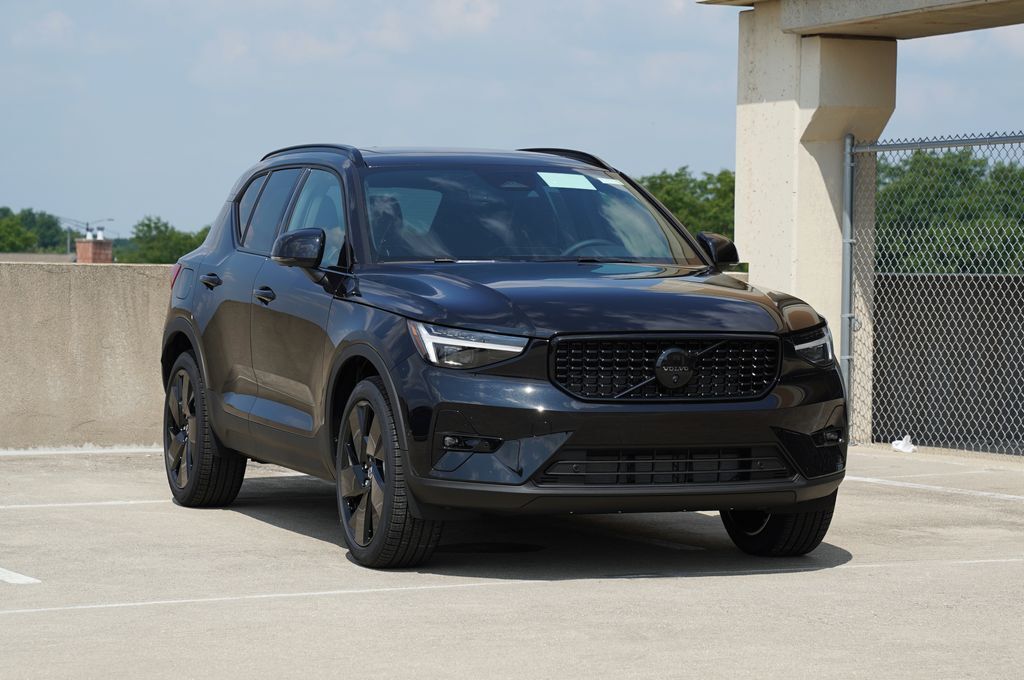 2026 VOLVO XC40
