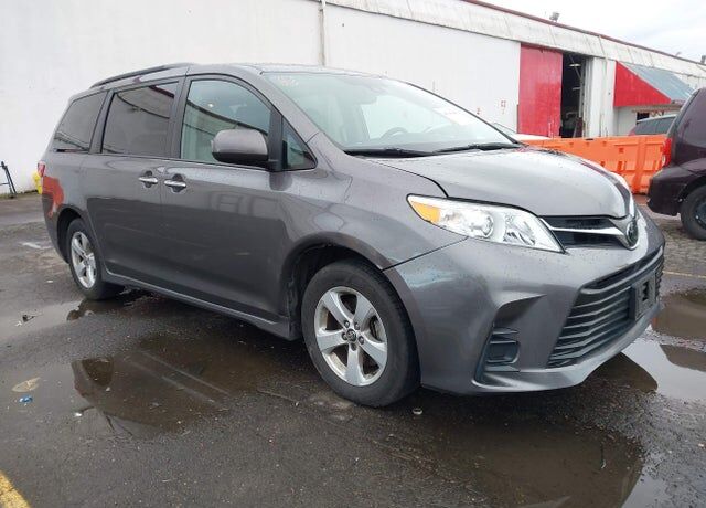 2019 TOYOTA Sienna