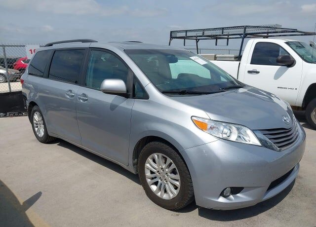 2016 TOYOTA Sienna