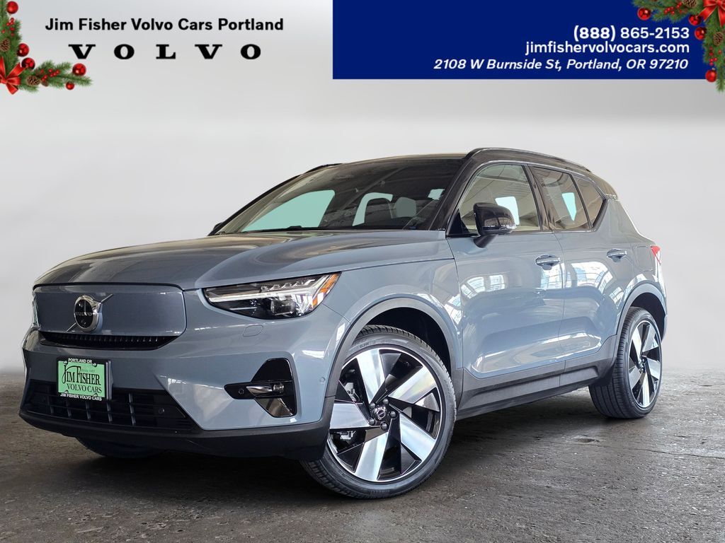 2023 VOLVO XC40