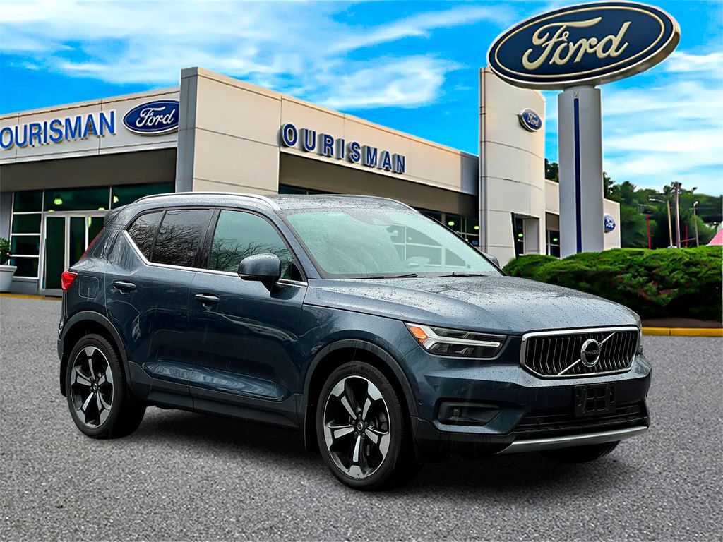 2019 VOLVO XC40