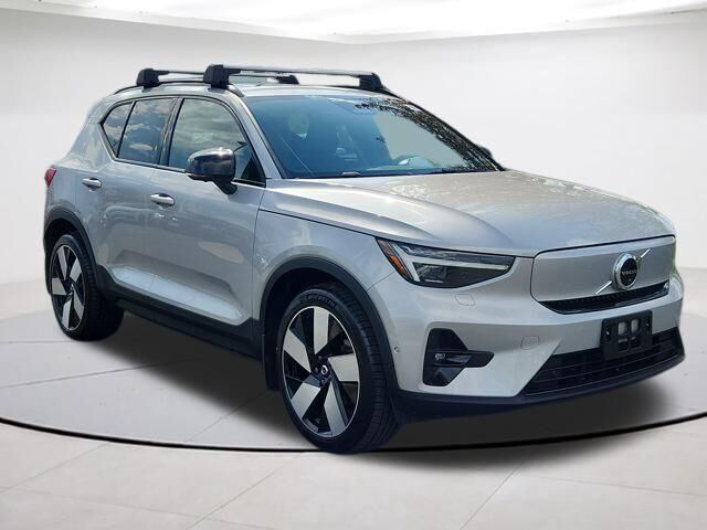 2023 VOLVO XC40