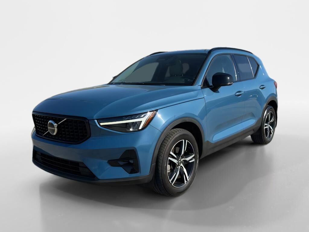 2023 VOLVO XC40