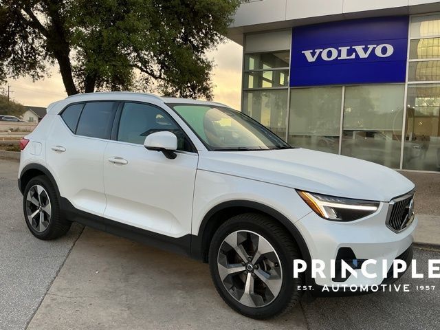 2023 VOLVO XC40
