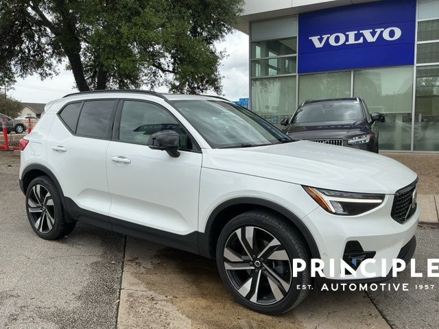 2023 VOLVO XC40