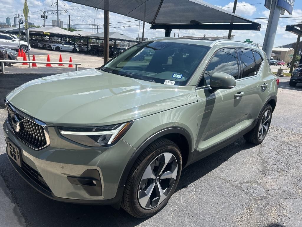 2023 VOLVO XC40