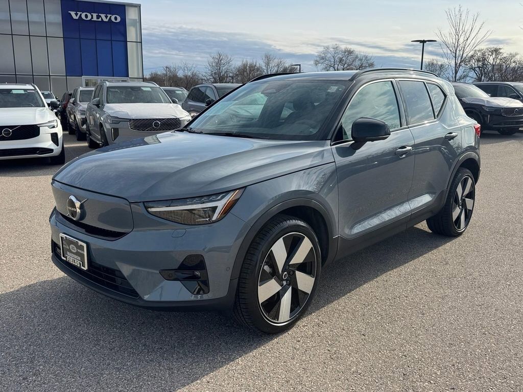 2023 VOLVO XC40