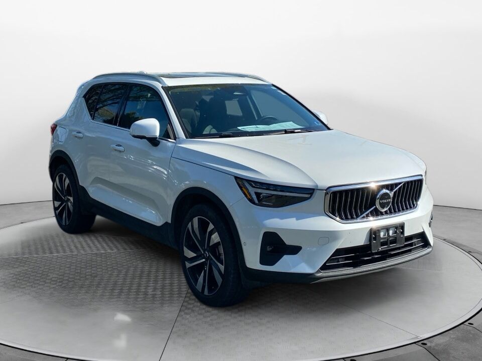 2024 VOLVO XC40