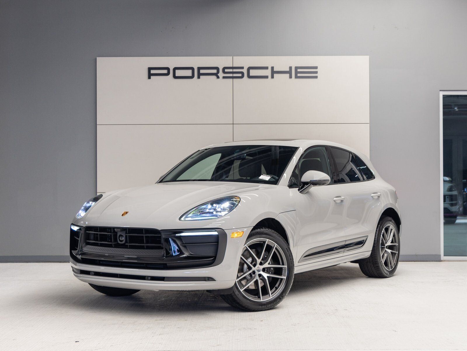 2026 PORSCHE Macan