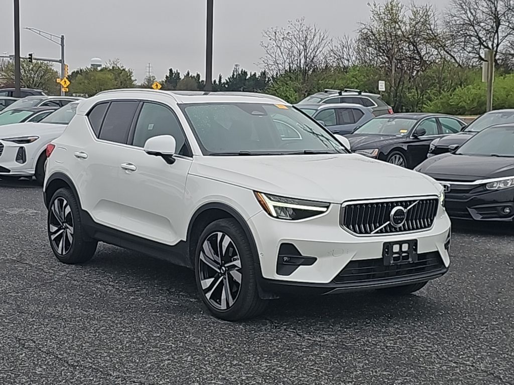 2023 VOLVO XC40