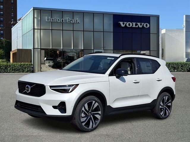 2026 VOLVO XC40