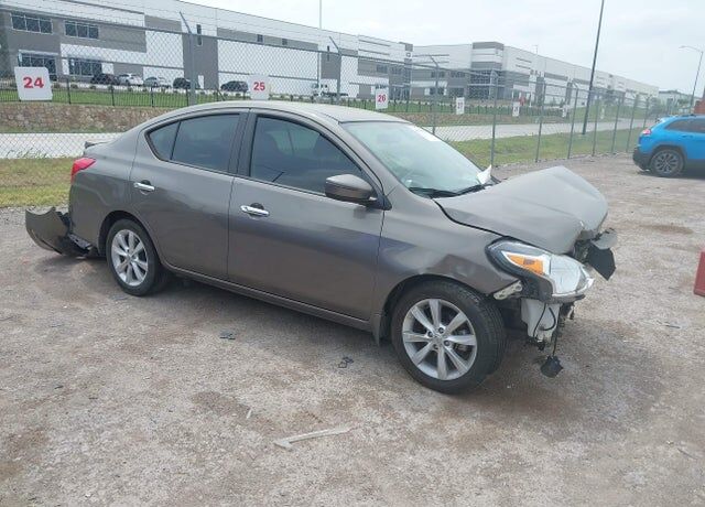 2017 NISSAN Versa