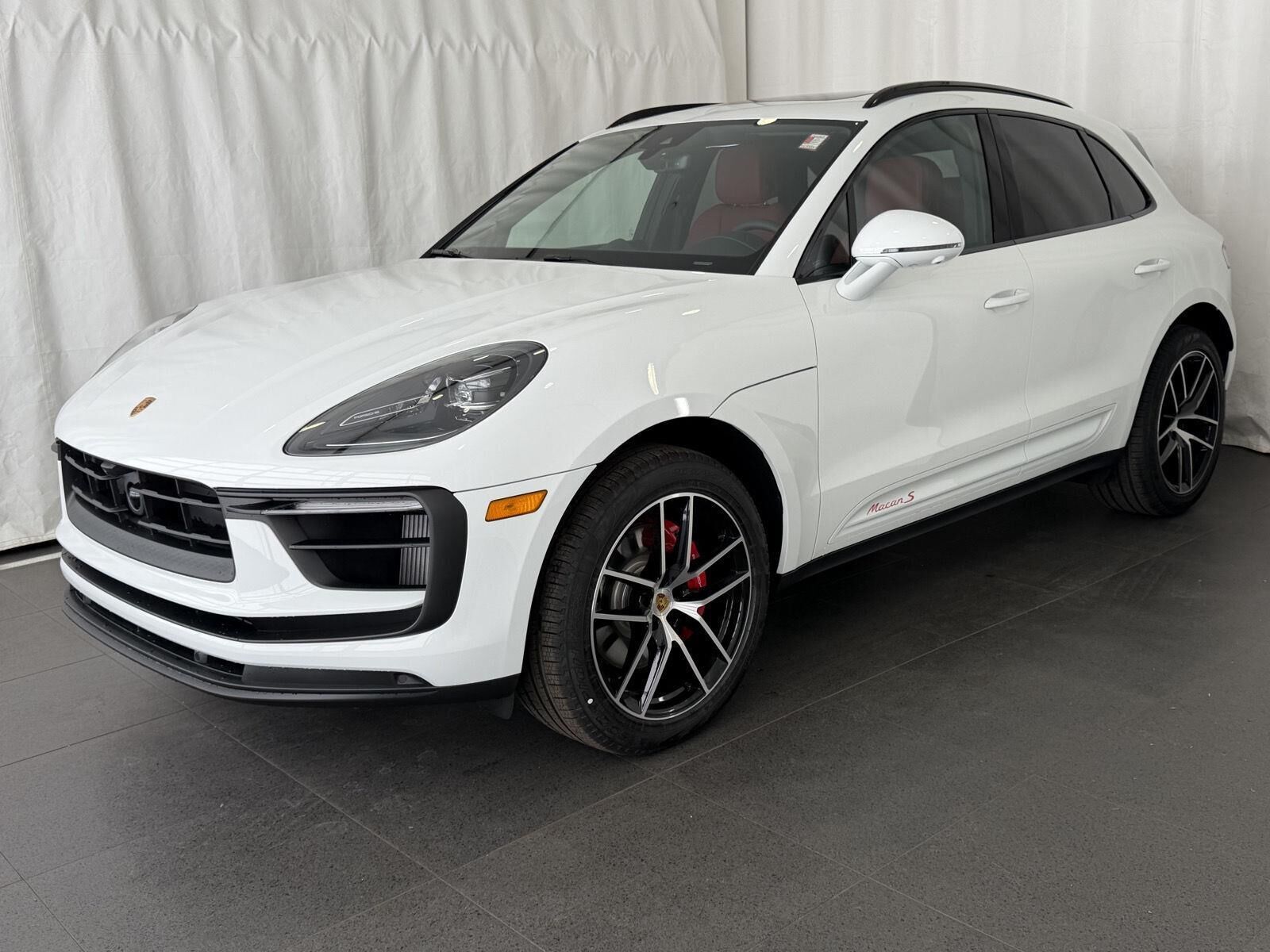 2026 PORSCHE Macan