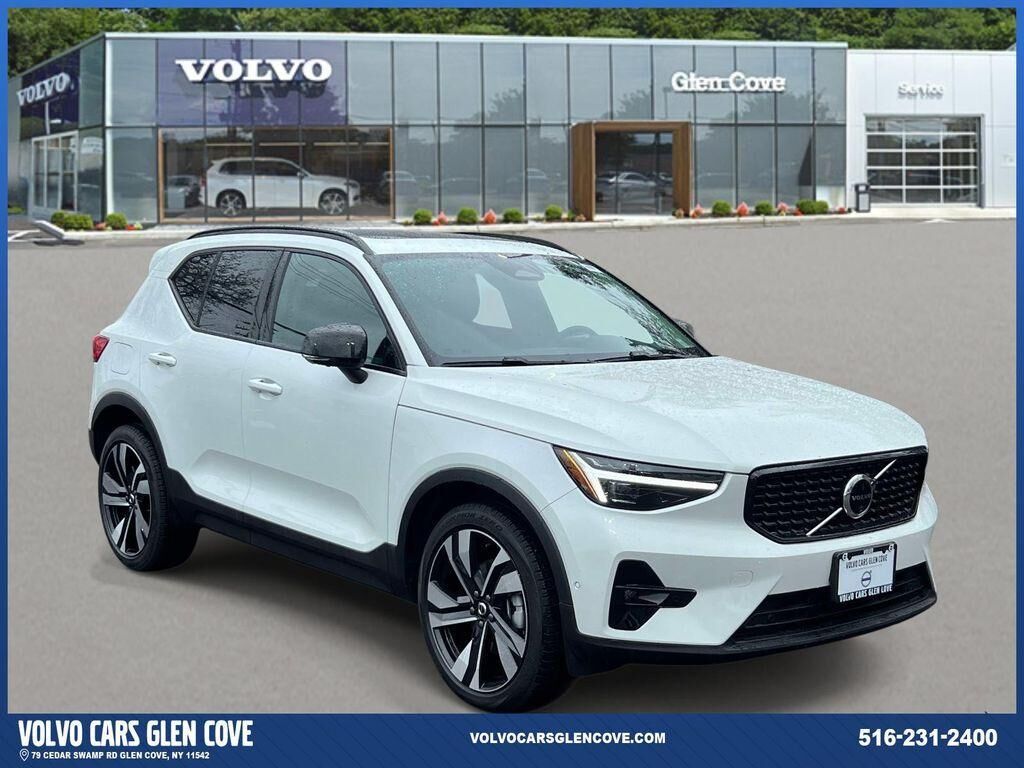 2026 VOLVO XC40